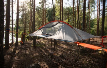 Majoitu mukavasti metsässä - Maa on harvoin tasainen ja kuiva. Puita ja hienoja paikkoja suomessa riittää ja tällä varusteella lähin ranta tai kallioharjanne muuttuu mukavaksi pötköttelypaikaksi huippunäkymin.