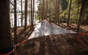 Majoitu mukavasti metsässä - Maa on harvoin tasainen ja kuiva. Puita ja hienoja paikkoja suomessa riittää ja tällä varusteella lähin ranta tai kallioharjanne muuttuu mukavaksi pötköttelypaikaksi huippunäkymin.