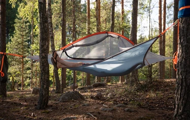 Majoitu mukavasti metsässä - Maa on harvoin tasainen ja kuiva. Puita ja hienoja paikkoja suomessa riittää ja tällä varusteella lähin ranta tai kallioharjanne muuttuu mukavaksi pötköttelypaikaksi huippunäkymin.