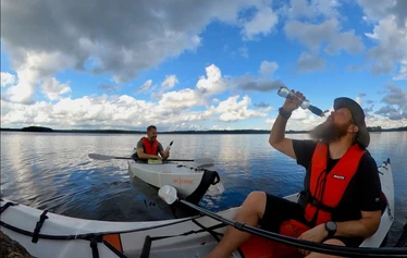 Kajakki lipuu järvellä Repovedellä. - Kajakki lipuu peilityynellä järvellä Repovedellä.
