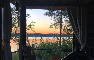 Elämysmajoitus Piisaminpesässä Iisalmessa voit nauttia auringonlaskusta tai nähdä lintujen lipuvan aamu-usvassa.