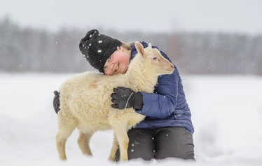 Eläinten esittely- ja hoitohetki Hanhenlennossa - Enemmän kuin pelkkä vierailu – eläinten lähelle turvallisesti ja rauhassa.