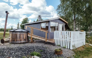 Sauna ja Palju Hanhenlennossa Iisalmessa - Tunnelmallinen ulkosauna ja palju järvimaisemien keskellä – varaa majoituksen yhteyteen tai erikseen. Saunan saat halutessasi myös valmiiksi lämmitettynä, ja paljun vuokraan sisältyvät vedet, puut ja pesu.