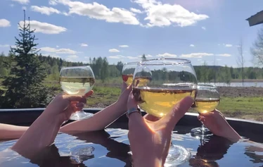 Sauna ja Palju Hanhenlennossa Iisalmessa - Tunnelmallinen ulkosauna ja palju järvimaisemien keskellä – varaa majoituksen yhteyteen tai erikseen. Saunan saat halutessasi myös valmiiksi lämmitettynä, ja paljun vuokraan sisältyvät vedet, puut ja pesu.