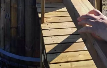 Sauna ja Palju Hanhenlennossa Iisalmessa - Tunnelmallinen ulkosauna ja palju järvimaisemien keskellä – varaa majoituksen yhteyteen tai erikseen. Saunan saat halutessasi myös valmiiksi lämmitettynä, ja paljun vuokraan sisältyvät vedet, puut ja pesu.