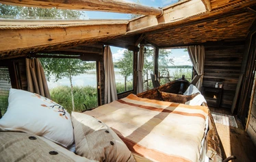 Elämysmajoitus Piisaminpesässä voit nauttia auringonlaskusta tai nähdä lintujen lipuvan aamu-usvassa.