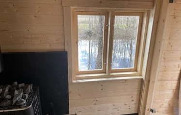 Sauna on aivan joen rannassa