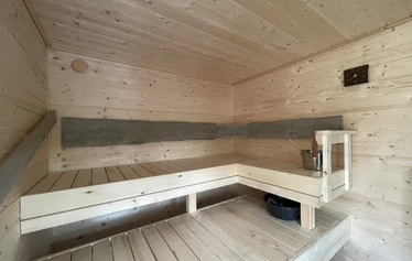 Sauna on aivan joen rannassa