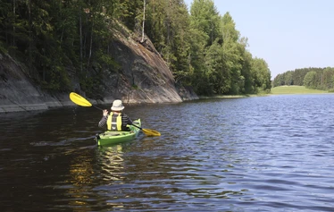 Vaalimaanjoella on kauniita rantakallioita