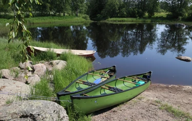 Vaalimaanjoella on kauniita rantakallioita
