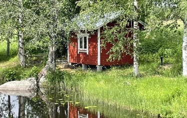 The sauna is right by the Vaalimaanjoki river