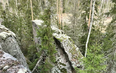 Järkäle - Tämä  valtava järkäle on  räjäytetty irti peruskalliosta, mutta siihenpä on jäänyt, 