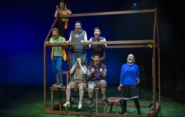 Kuva: Jiri Halttunen - Seitsemän veljestä näytelmän veljekset huutoposeeraa.