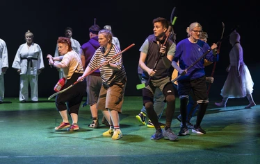 Kuva: Jiri Halttunen - Seitsemän veljestä näytelmän veljekset huutoposeeraa.