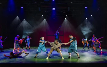 Kuva: Jiri Halttunen - Seitsemän veljestä näytelmän veljekset huutoposeeraa.