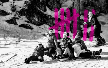 Kuva: Jiri Halttunen - Seitsemän veljestä näytelmän veljekset huutoposeeraa.