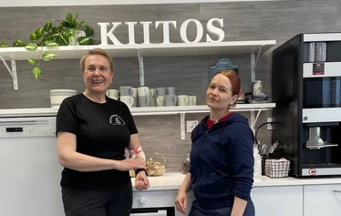 Tule mukaan Sinkkuluovuttajat luovuttajaryhmään. EräKatri ja sairaanhoitaja Juho Jyväskylän Veripalvelupisteellä.