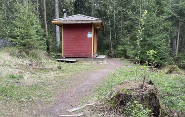 Seniorisinkkuja Ladun Majan tulipaikalla.