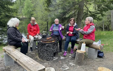 Seniorisinkkuja Ladun Majan tulipaikalla.