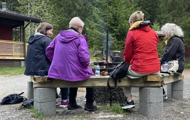 Seniorisinkkuja Ladun Majan tulipaikalla.