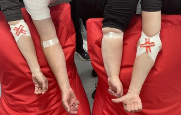 Tule mukaan Sinkkuluovuttajat luovuttajaryhmään. EräKatri ja sairaanhoitaja Juho Jyväskylän Veripalvelupisteellä.