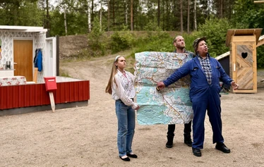 KUVA: Leeni Hassel / Kanavateatteri 2026 Avioliittosimulaattori / Kahvipöydän äärellä nuoripari, äiti kaataa kahvia ja isä on vieressä mukana.