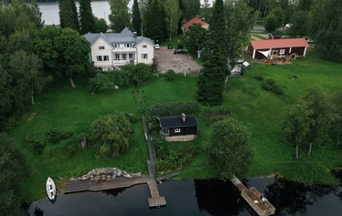 KUVA Saarijärven Ruustinnan pihapiiri rantoineen.