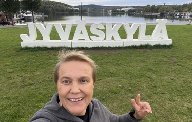 EräKatri Jyväskylän satamassa ison JYVÄSKYLÄ tekstiteoksen edessä.