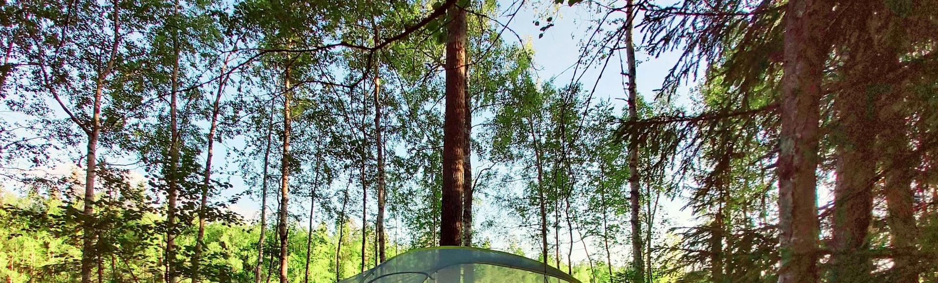 Yöpyminen teltassa puussa Valkeakoskella