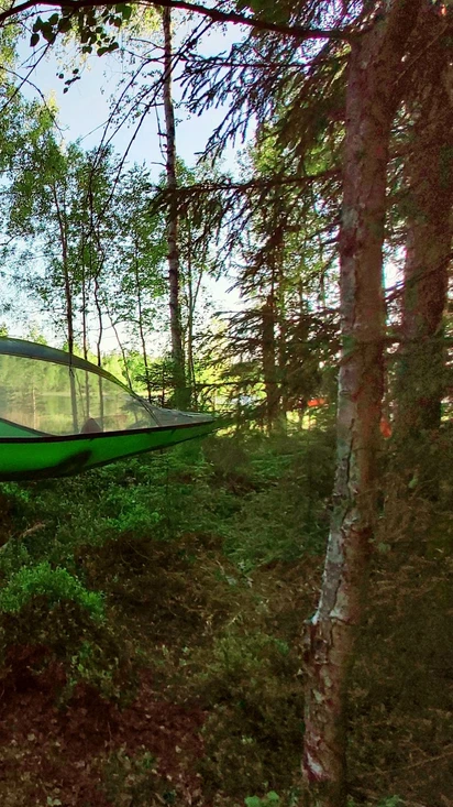 Yöpyminen teltassa puussa Valkeakoskella