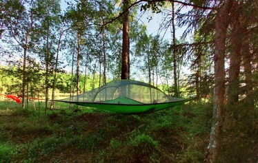 Tentsile on järven rannalla