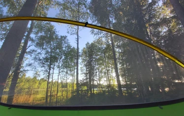 Tentsile on järven rannalla