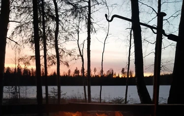 Tentsile on järven rannalla