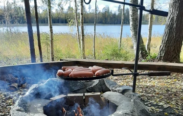 Laavu ja nuotiopaikka