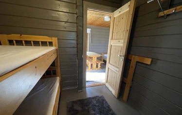 Puolukka Mökki 1 - Aurinkoisella järvinäkymällä mökki neljälle.