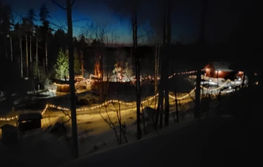 Hiisi savusauna - Hiisi savusauna on lähempänä rantaa ja siinä on lauteet kahdessa tasossa.
