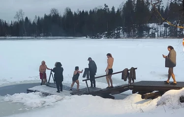 Hiisi savusauna - Hiisi savusauna on lähempänä rantaa ja siinä on lauteet kahdessa tasossa.