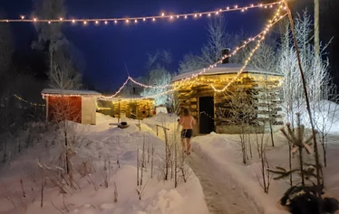 Hiisi savusauna - Hiisi savusauna on lähempänä rantaa ja siinä on lauteet kahdessa tasossa.