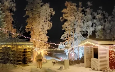Hiisi savusauna - Hiisi savusauna on lähempänä rantaa ja siinä on lauteet kahdessa tasossa.