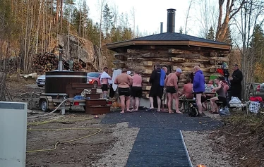 Hiisi savusauna - Hiisi savusauna on lähempänä rantaa ja siinä on lauteet kahdessa tasossa.