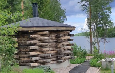 Hiisi savusauna - Hiisi savusauna on lähempänä rantaa ja siinä on lauteet kahdessa tasossa.