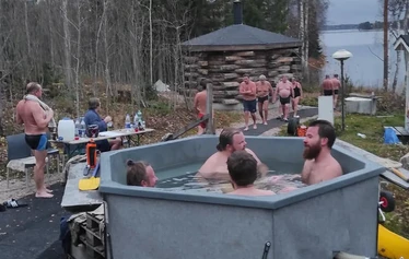 Meille mahtuu saunomaan isompikin ryhmä - Kerralla voidaan lämmittää molemmat savusaunat, wanna ja pikkusauna. Ranta tai avanto on aina käytettävissä saunojen yhteydessä.