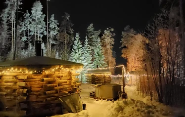 Meille mahtuu saunomaan isompikin ryhmä - Kerralla voidaan lämmittää molemmat savusaunat, wanna ja pikkusauna. Ranta tai avanto on aina käytettävissä saunojen yhteydessä.