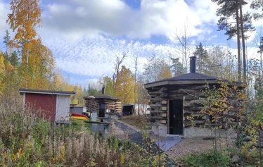 Meille mahtuu saunomaan isompikin ryhmä - Kerralla voidaan lämmittää molemmat savusaunat, wanna ja pikkusauna. Ranta tai avanto on aina käytettävissä saunojen yhteydessä.