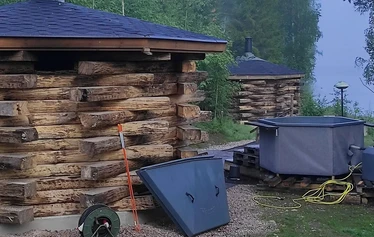 Meille mahtuu saunomaan isompikin ryhmä - Kerralla voidaan lämmittää molemmat savusaunat, wanna ja pikkusauna. Ranta tai avanto on aina käytettävissä saunojen yhteydessä.