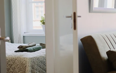 Perhehuone onkin 2 huonetta - Perhehuoneessa on erikseen makuuhuone ja keittiö-/oleskelutila