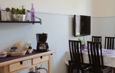 Persoonallisia studioita kahdelle on 7 kpl, tässä Lintu, huone nro 1. - Lintu- huoneeseen mahtuu helposti kolmas majoittuja vuodesängylle.