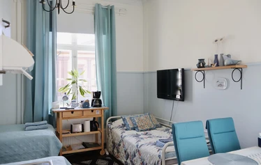 Persoonallisia studioita kahdelle on 7 kpl, tässä Lintu, huone nro 1. - Lintu- huoneeseen mahtuu helposti kolmas majoittuja vuodesängylle.