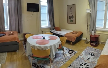 Kulmahuoneisto - Huoneessa on yksi 120 cm sänky ja 2 kpl 90 cm.