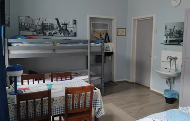 Parivuode on extraleveä 2 metrinen, mahtuu vaikka lapsi viereen. - Sininen perhehuone sopii perheelle tai 4:lle aikuiselle , sillä huoneessa oleva kerrossänky on aikuiskokoa.